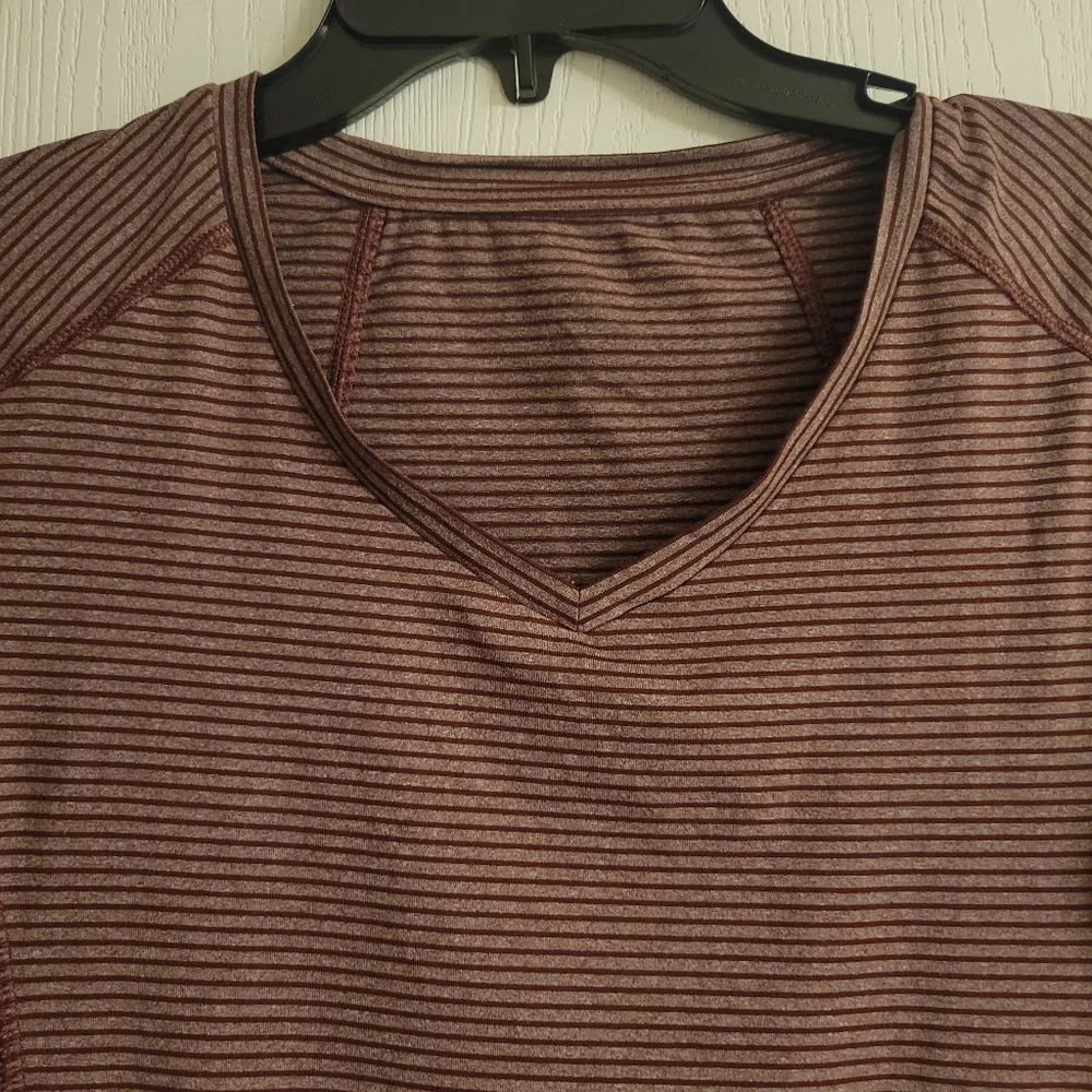 🟣 Burgundy Ascend Vneck - Picture 2 of 8